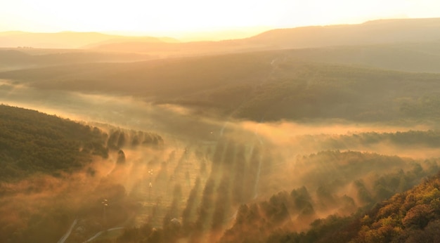 Valle brumoso al atardecer