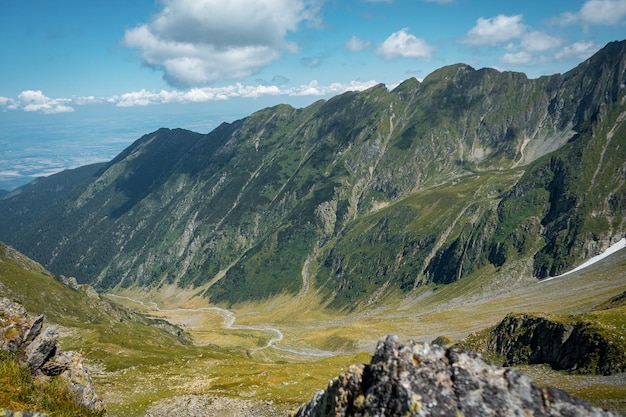 Valle contra la cordillera rocosa en el sur de los Cárpatos Rumania