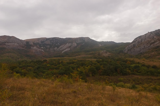 Valle de Demerdzhi en tiempo nublado