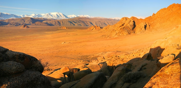 Valle desértico en las montañas de Mongolia