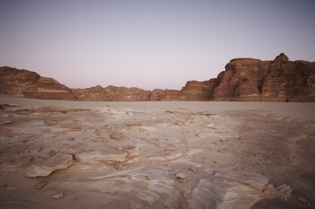 Valle en el desierto del Sinaí con montañas y sol