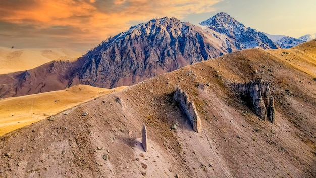 Valle de los dientes de los dragones Increíblemente hermoso paisaje de vista aérea con nubes naranjas Rusia