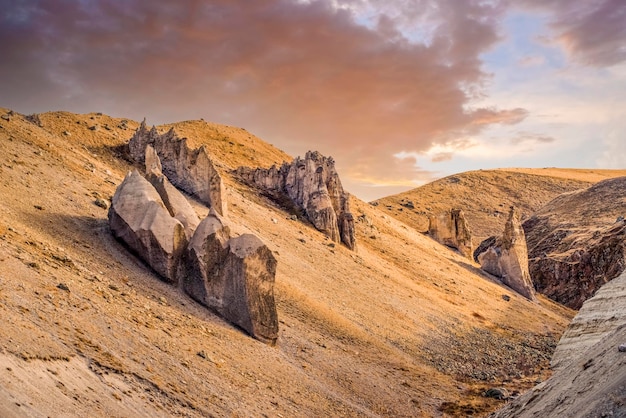 Valle de los dientes de los dragones Increíblemente hermoso paisaje de vista aérea con nubes naranjas Rusia