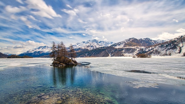 Valle de Engadina Deshielo primaveral con islote en el lago