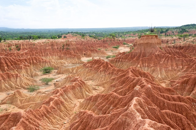 Foto valle de formación de piedra naranja y roja.