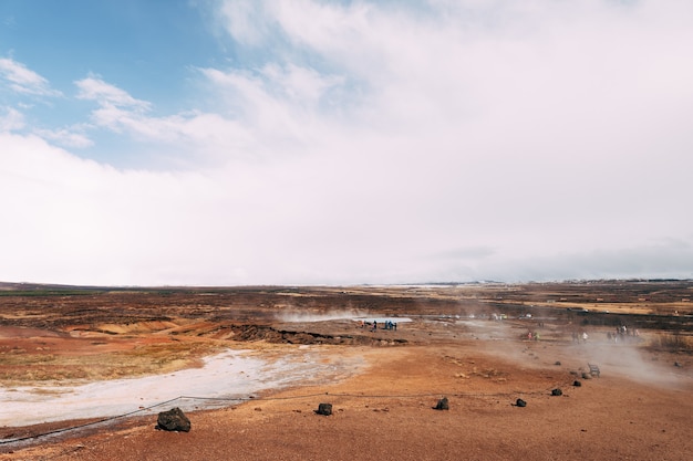 Foto valle del géiser en el suroeste de islandia la famosa atracción turística zona geotérmica geysir