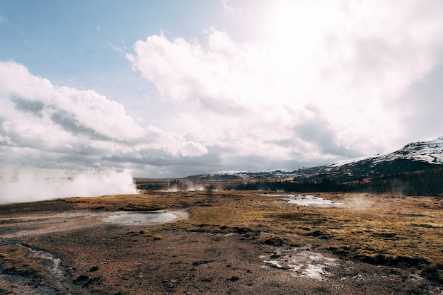 Foto valle del géiser en el suroeste de islandia la famosa atracción turística zona geotérmica geysir