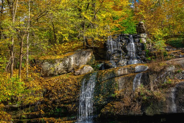 Valle de los Gigantes y cascada en el arboreto Sofievsky o Parque Sofiyivsky en Uman, Ucrania, en un soleado día de otoño