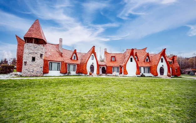 Foto el valle de las hadas castelul de lut valea zanelor transylvanian hobbit castillo construido de arcilla y arena en rumania porumbacu de sus