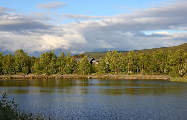 El valle con lago y bosque en Noruega Escandinavia