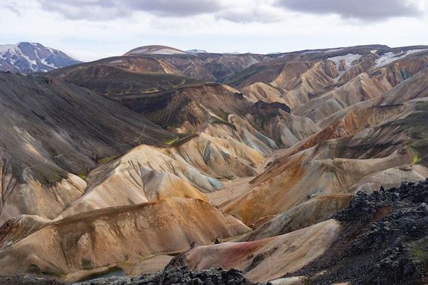 Valle de Landmannalaugar. Islandia. Montañas coloridas en la ruta de senderismo Laugavegur. La combinación de capas de rocas multicolores, minerales, hierba y musgo.