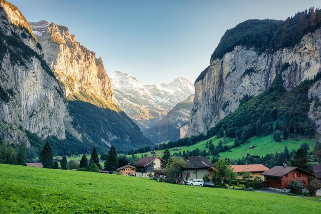 El valle de Lauterbrunnen con un pueblo rústico por la noche en Suiza