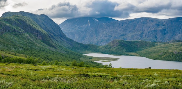 Valle Leirungsdalen y montaña Knutshoe en Noruega