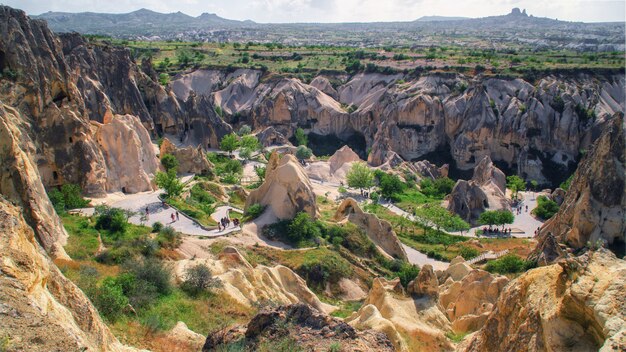 Valle lleno de formaciones rocosas únicas en Capadocia, Turquía