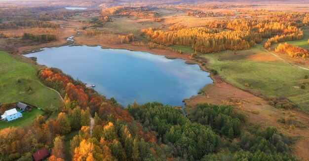 Valle de Malskaya y lago Gorodischenskoye cerca de la ciudad de Izborsk en la región de Pskov de Rusia durante el otoño dorado. Vista superior del paisaje otoñal.