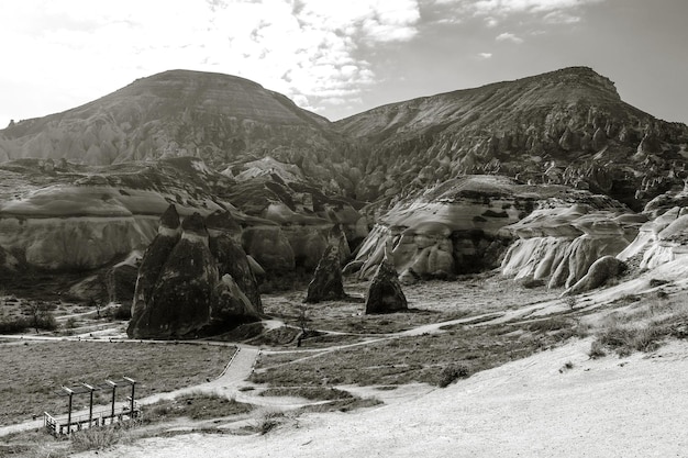 Valle de monjes de Pasabag en blanco y negro con chimeneas de hadas y roca de hongos