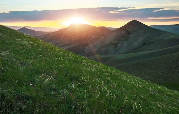 Valle de la montaña durante el amanecer. Paisaje de verano natural