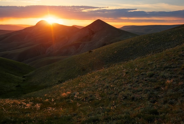 Valle de la montaña durante el amanecer. Paisaje de verano natural
