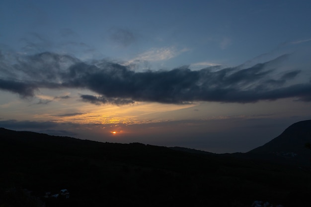 Valle de la montaña durante el amanecer. Paisaje de verano natural