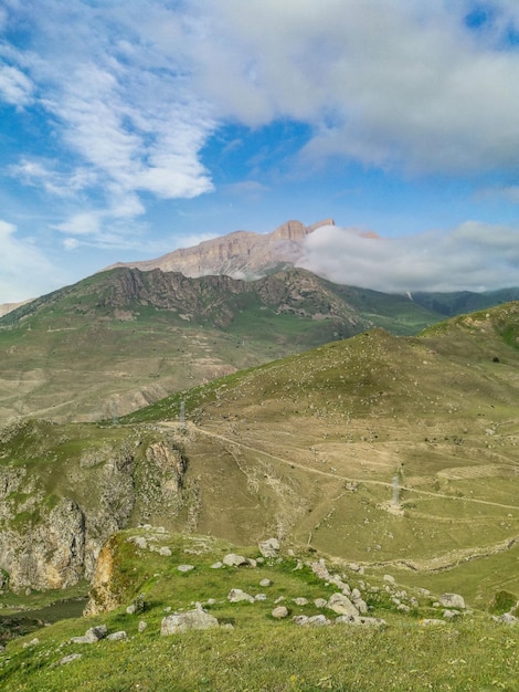 Un valle de montaña en el desfiladero del río CherekBalkar en las cercanías del tracto Gymyhli Cáucaso 2021