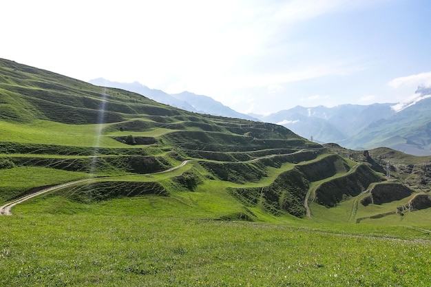 Un valle de montaña en el desfiladero del río CherekBalkar en las cercanías del tracto Gymyhli Cáucaso 2021