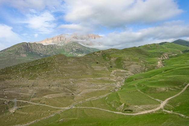 Un valle de montaña en el desfiladero del río CherekBalkar en las cercanías del tracto Gymyhli Cáucaso 2021