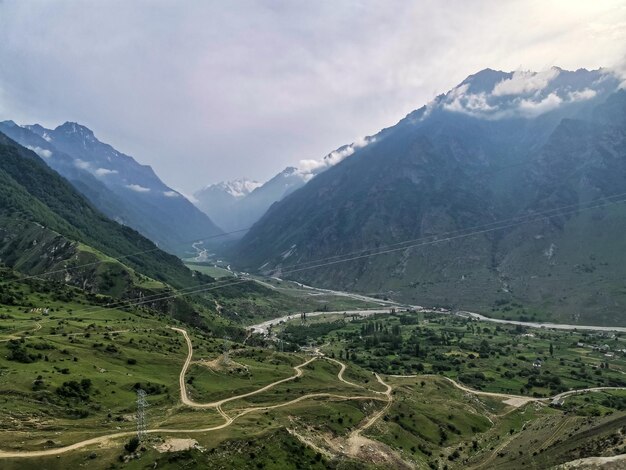 Un valle de montaña en el desfiladero del río CherekBalkar en las cercanías del tramo Gymyhli