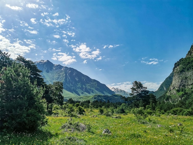 Un valle de montaña en el desfiladero del río CherekBalkar en las cercanías del tramo de Ushtulu Cáucaso 2021