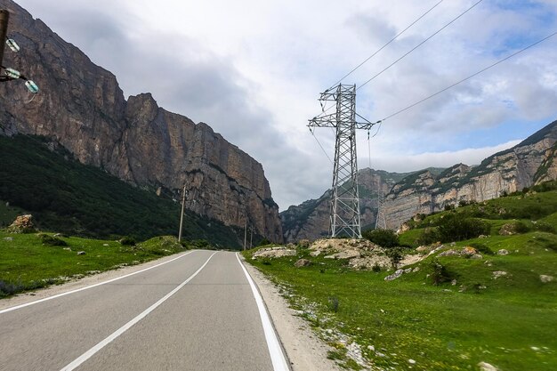 Un valle de montaña en el desfiladero del río CherekBalkar en las cercanías del tramo de Ushtulu Cáucaso 2021