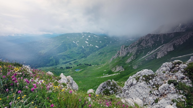 Valle de la montaña en un día sombrío