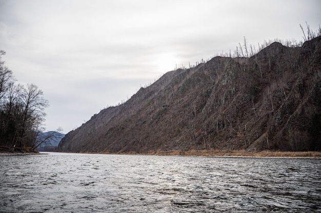 Valle De La Montaña Río Anyuy. Territorio de Khabarovsk en el Lejano Oriente de Rusia.