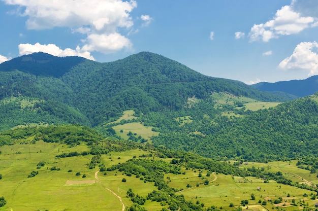 Valle de la montaña sobre un fondo de cielo nublado. Paisaje de verano