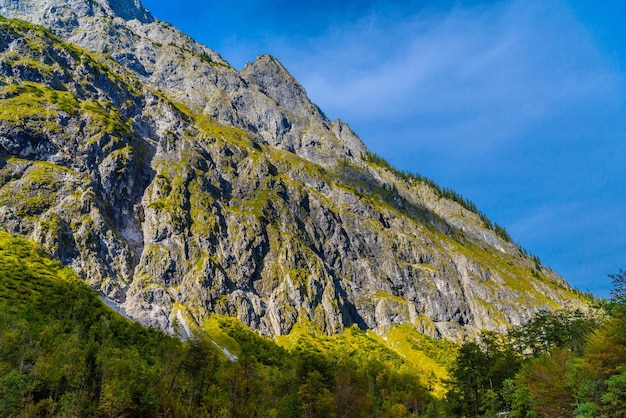 Valle en las montañas de los Alpes cerca de Koenigssee Konigsee Parque Nacional Berchtesgaden Baviera Alemania