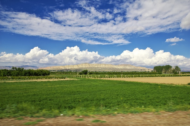 El valle en las montañas del Cáucaso de Armenia