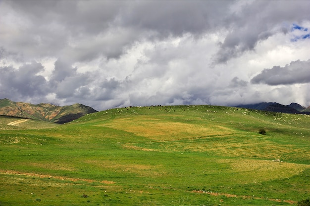 Valle en las montañas del Cáucaso de Armenia