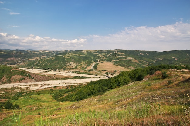 El valle en las montañas del Cáucaso, Azerbaiyán