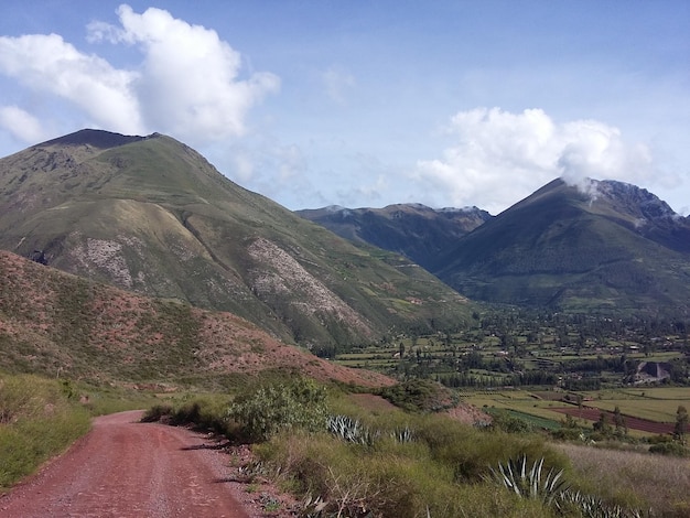 El valle entre las montañas en las cercanías de la ciudad Inca Ollantaytambo en Perú