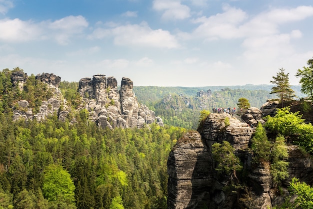 Valle de las montañas rocosas, naturaleza de Europa