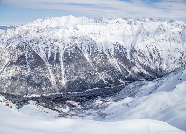 Valle nevado entre las montañas del Cáucaso