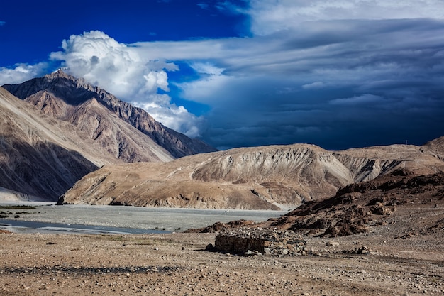 Valle de nubra en el himalaya ladakh india