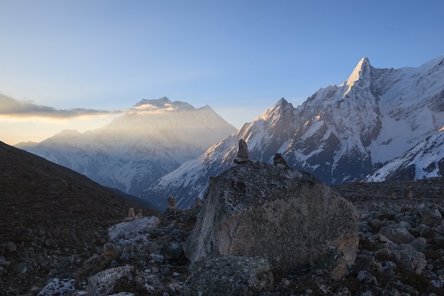 Valle oscuro y pico nevado de Samdo disparado desde alto Larke Pass justo antes del amanecer