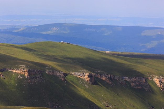 Valle poblado en el norte del Cáucaso en Rusia. Casas entre colinas y montañas.