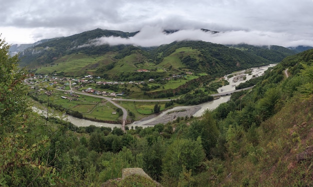 Valle poblado en el norte del Cáucaso en Rusia