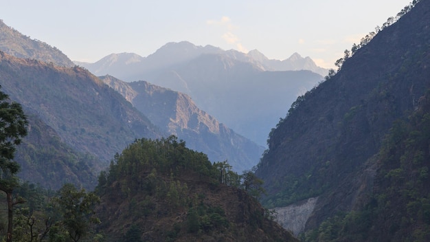 Valle profundo de la montaña en Himalaya