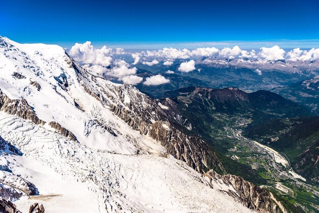 Valle con pueblos entre montañas nevadas Chamonix Mont Blanc HauteSavoie Alpes Francia