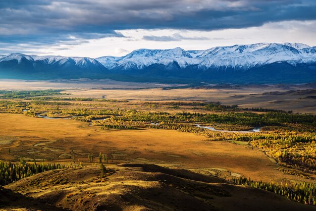 El valle del río Chuya y la cordillera norte de Chuysky al amanecer. Rusia, montaña Altai