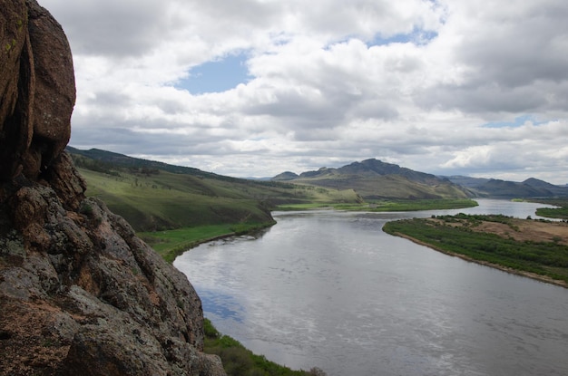 El valle del río bajo un cielo nublado nublado Vista del río desde una altura