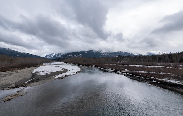 Valle del río Columbia cubierto de nieve cerca de Rivelstock Canadá día nublado