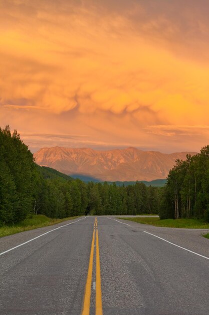 Foto valle del río liard alaska highway bc canadá atardecer