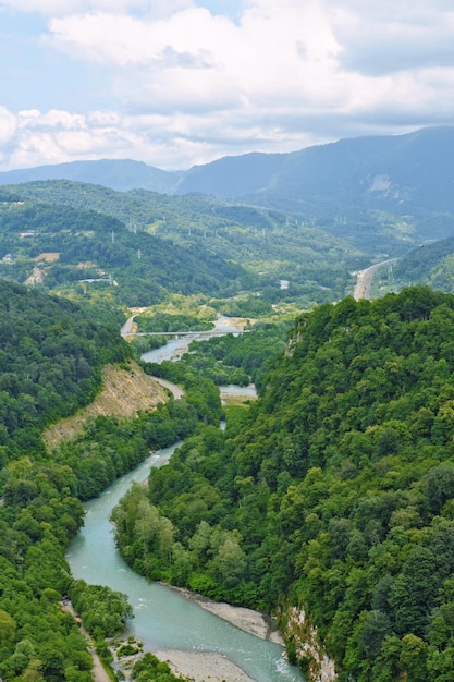 Foto el valle del río de la montaña es un hermoso paisaje.